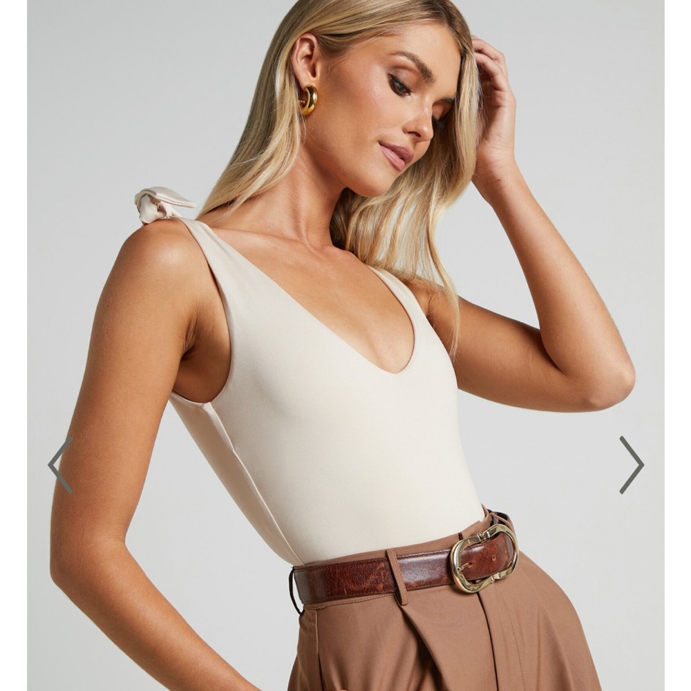 NWT Showpo.
RYLEY BODYSUIT - V NECK TIE UP BODYSUIT IN CREAM